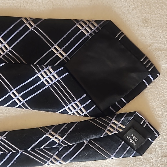 Michael Kors 100% Silk Tie. - Picture 12 of 13